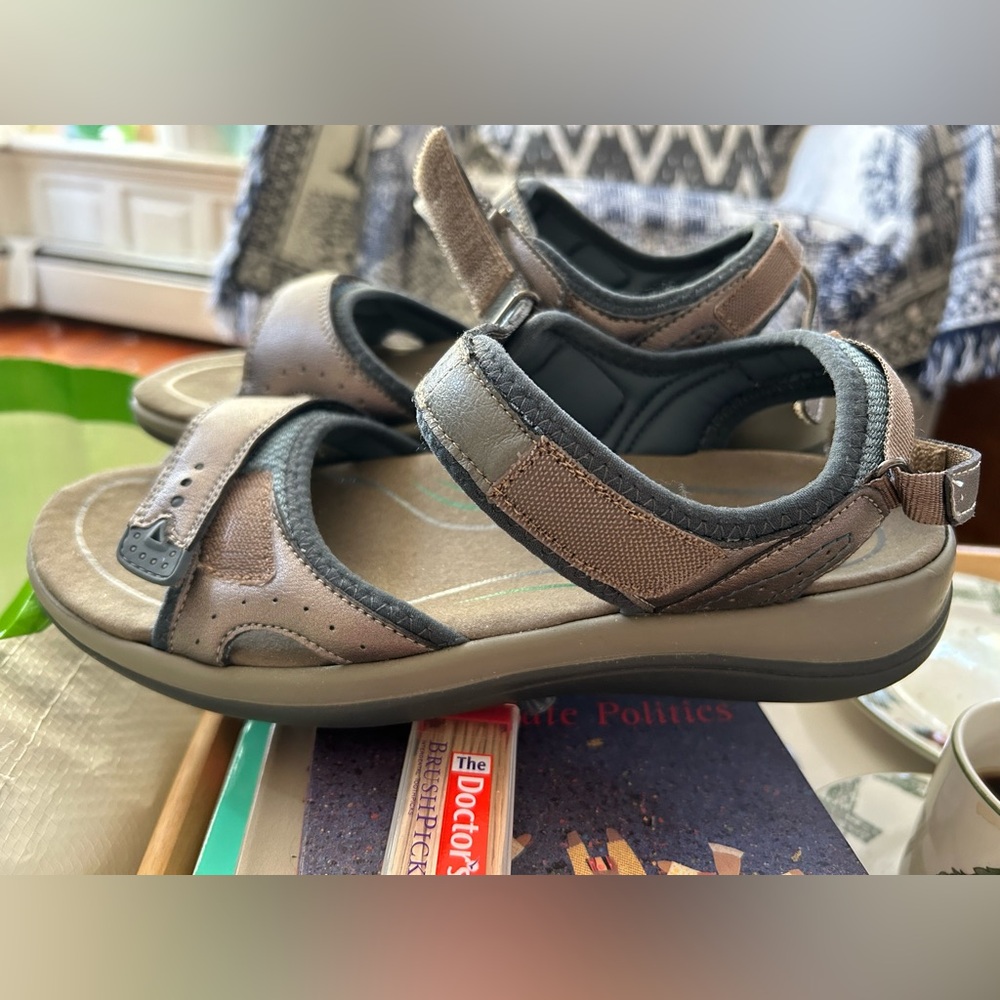 Ortho feet gold Velcro sandals like new